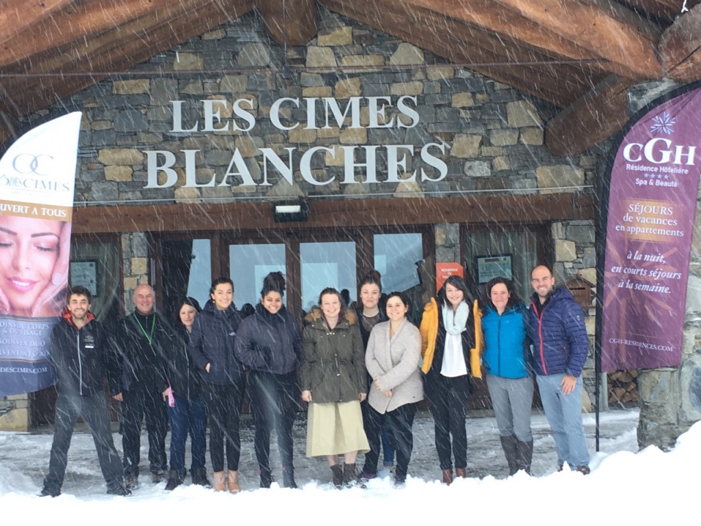 Sous la neige, Romain Jacob et une partie de son équipe ont posé pour la photo.